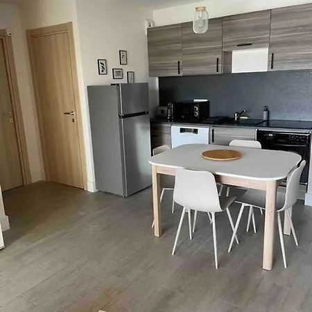 Tres Beau T2 Idealement Situe. *